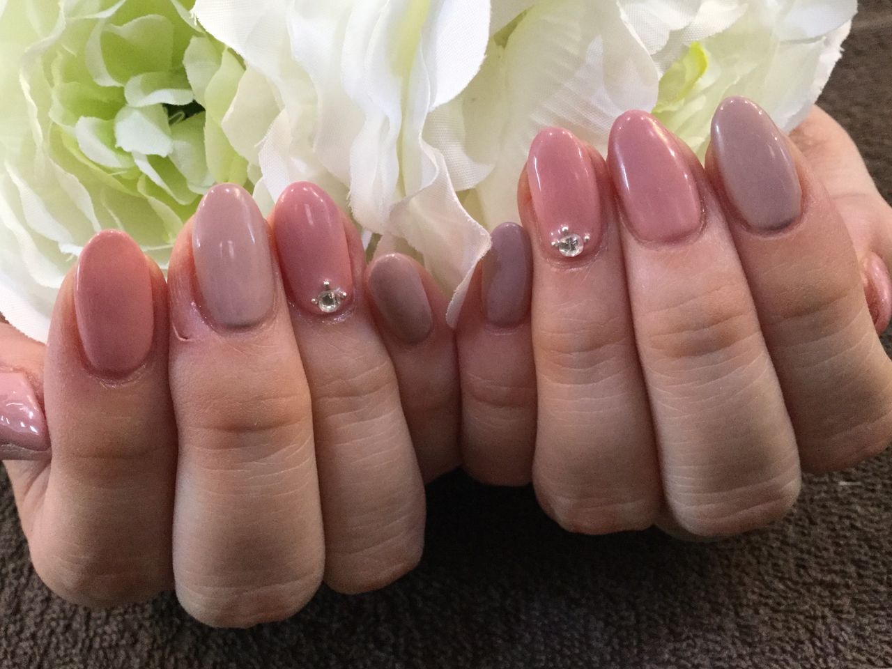 上品 ピンクグレージュの色変えネイル Nail Salon Freestyle