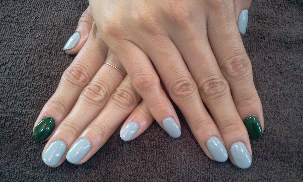 ライトグレー 深めの緑で１色塗りジェルネイル Nail Salon Freestyle