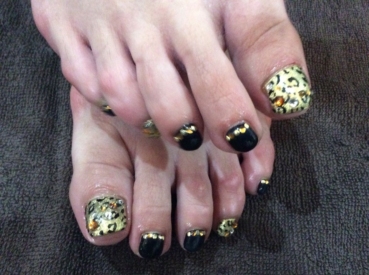 ゴールド 黒でレオパード柄のフットジェルネイル Nail Salon Freestyle ゴールド 黒でレオパード柄のフットジェルネイル Nail Salon Freestyle