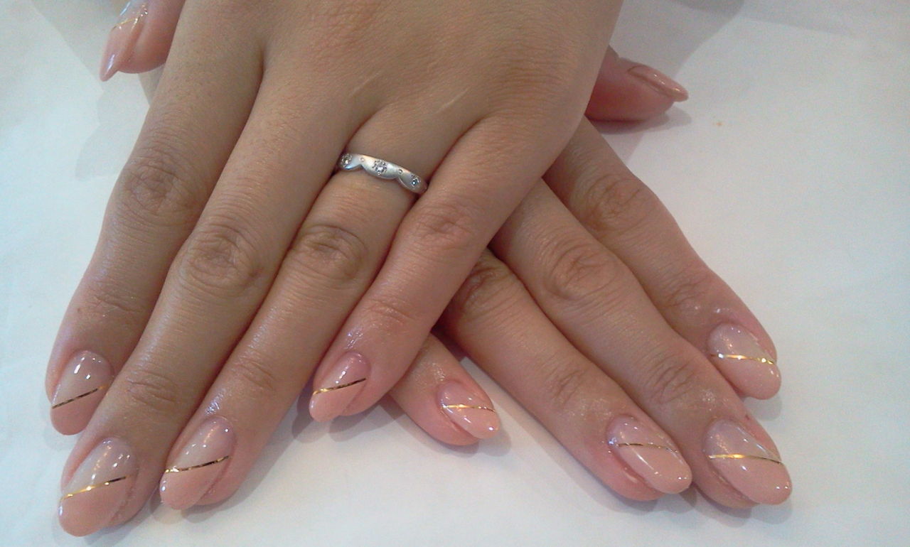 ヌーディーカラーでエレガントな斜めフレンチジェルネイル Nail Salon Freestyle