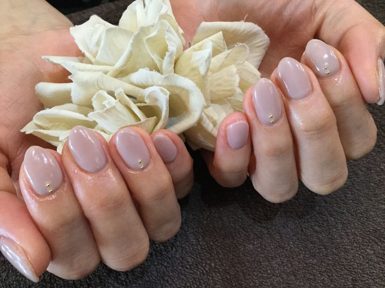 ブリオンを チュールグレージュのシンプル 1色塗りジェルネイル Nail Salon Freestyle