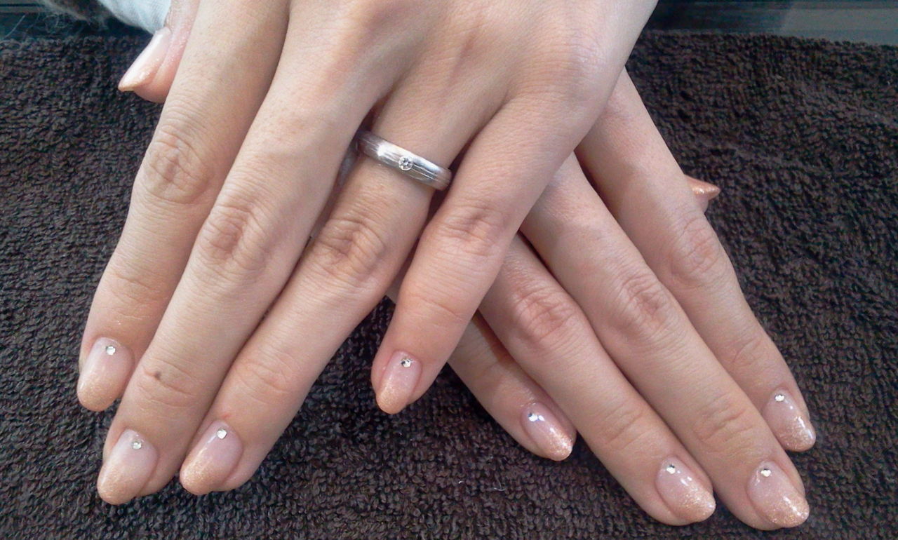 ベージュ ストーンのシンプルデザインネイル Nail Salon Freestyle