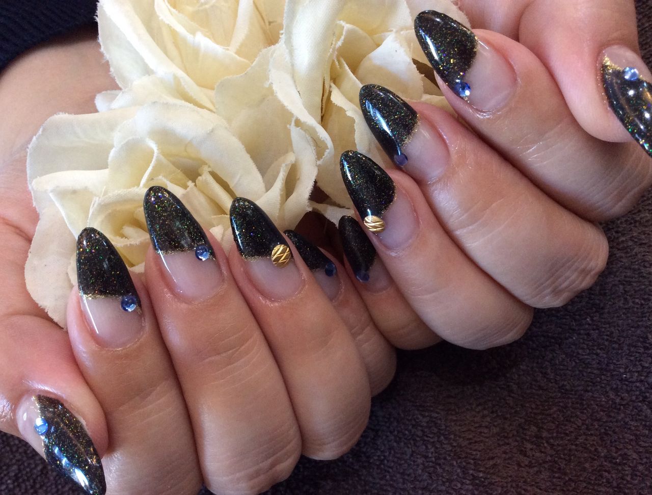 カラーストーンはアクセント ななめフレンチネイル Nail Salon Freestyle