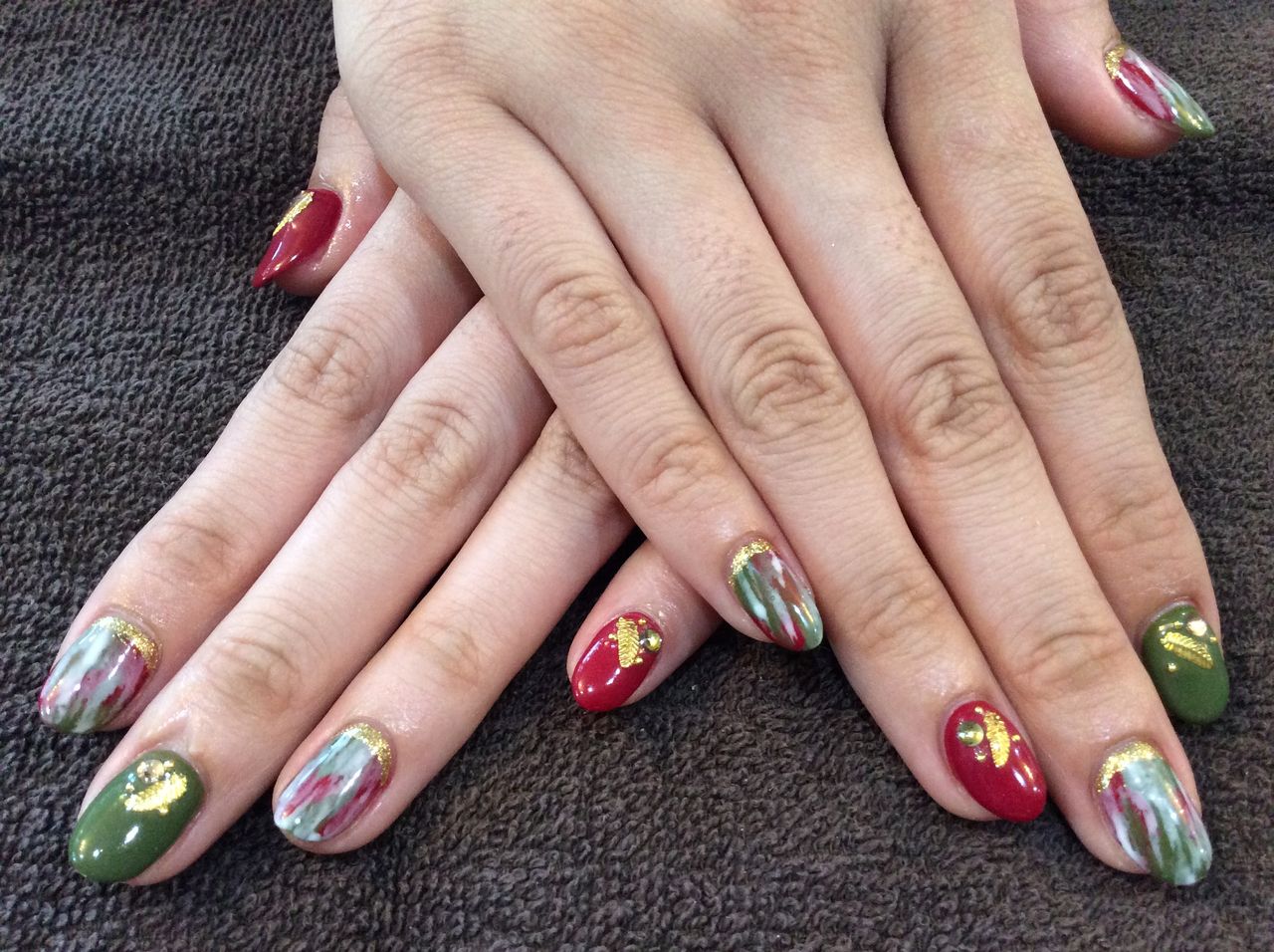 赤 カーキで色変え フェザーパーツがオシャレネイル Nail Salon Freestyle