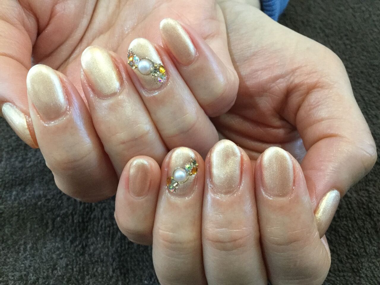 ストーンアートがキラリ パールのワンカラーネイル Nail Salon Freestyle