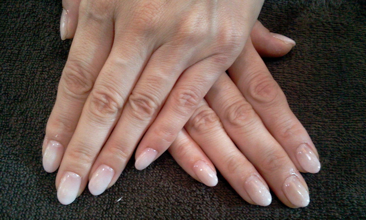 ナチュラルな乳白色に見えるジュエルスノウのグラデーションジェルネイル Nail Salon Freestyle ナチュラルな乳白色に見えるジュエルスノウのグラデーションジェルネイル Nail Salon Freestyle