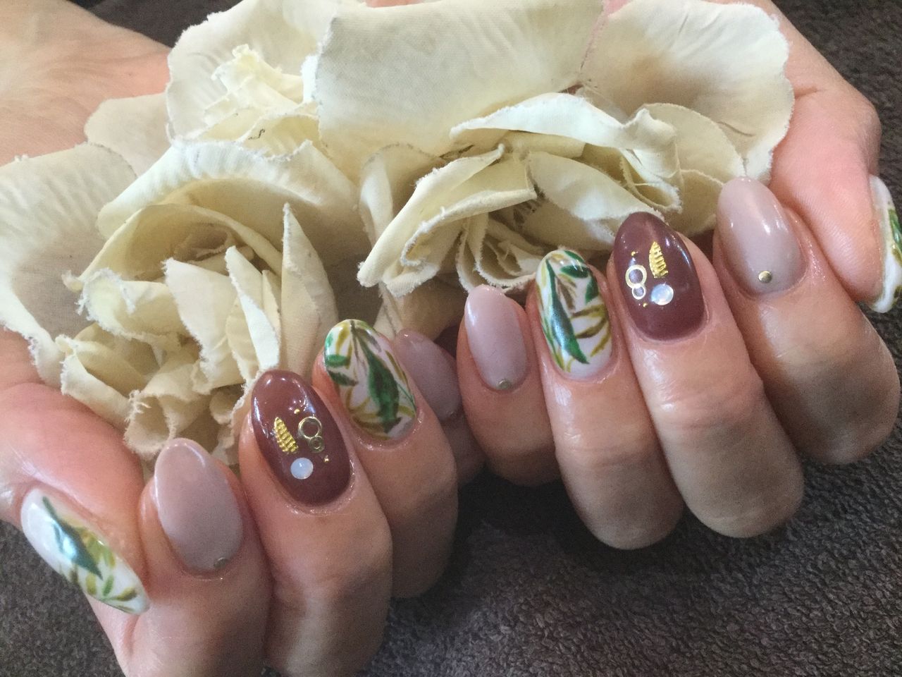 ボタニカル柄が爽やかな大人な夏ネイル Nail Salon Freestyle