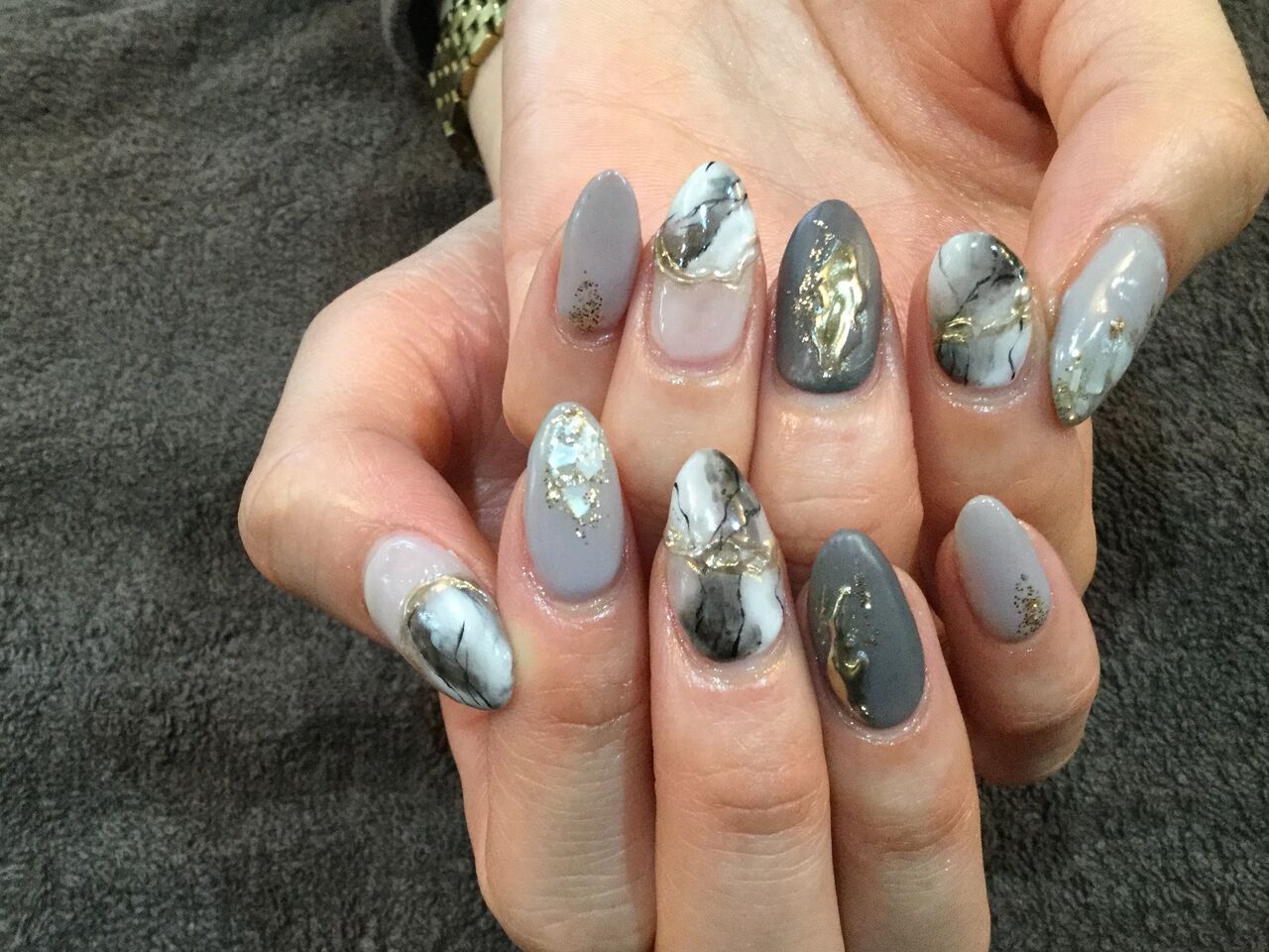 大理石 ペールグレー 70 Sチャコールの色変えニュアンスネイル Nail Salon Freestyle 大理石 ペールグレー 70 Sチャコールの色変えニュアンスネイル Nail Salon Freestyle