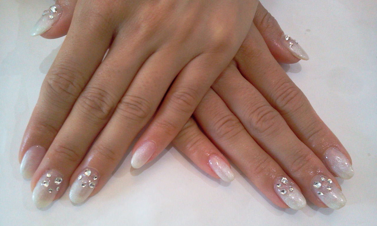 クリアストーンを散りばめた グラデーションジェルネイル Nail Salon Freestyle