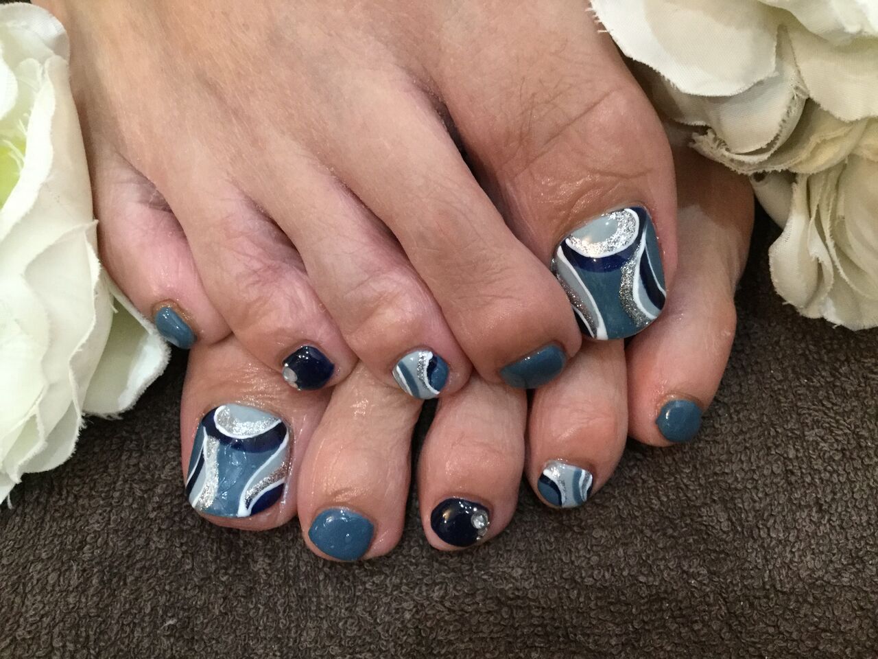 プッチ柄が素敵 ブルー系の色変えフットネイル Nail Salon Freestyle