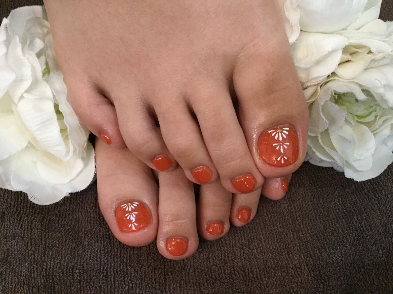 手描きアートがｐｏｉｎｔ 上品オレンジのフットネイル Nail Salon Freestyle
