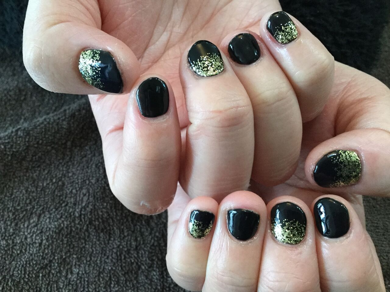 ゴールドラメが輝く 黒のワンカラーネイル Nail Salon Freestyle