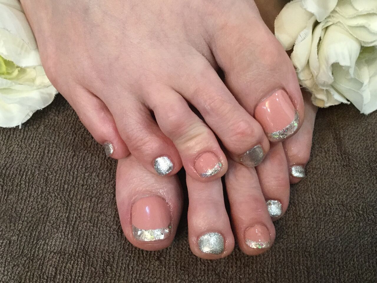 オールドコーラル シルバーラメフレンチ 彡のキレイめフットネイル Nail Salon Freestyle