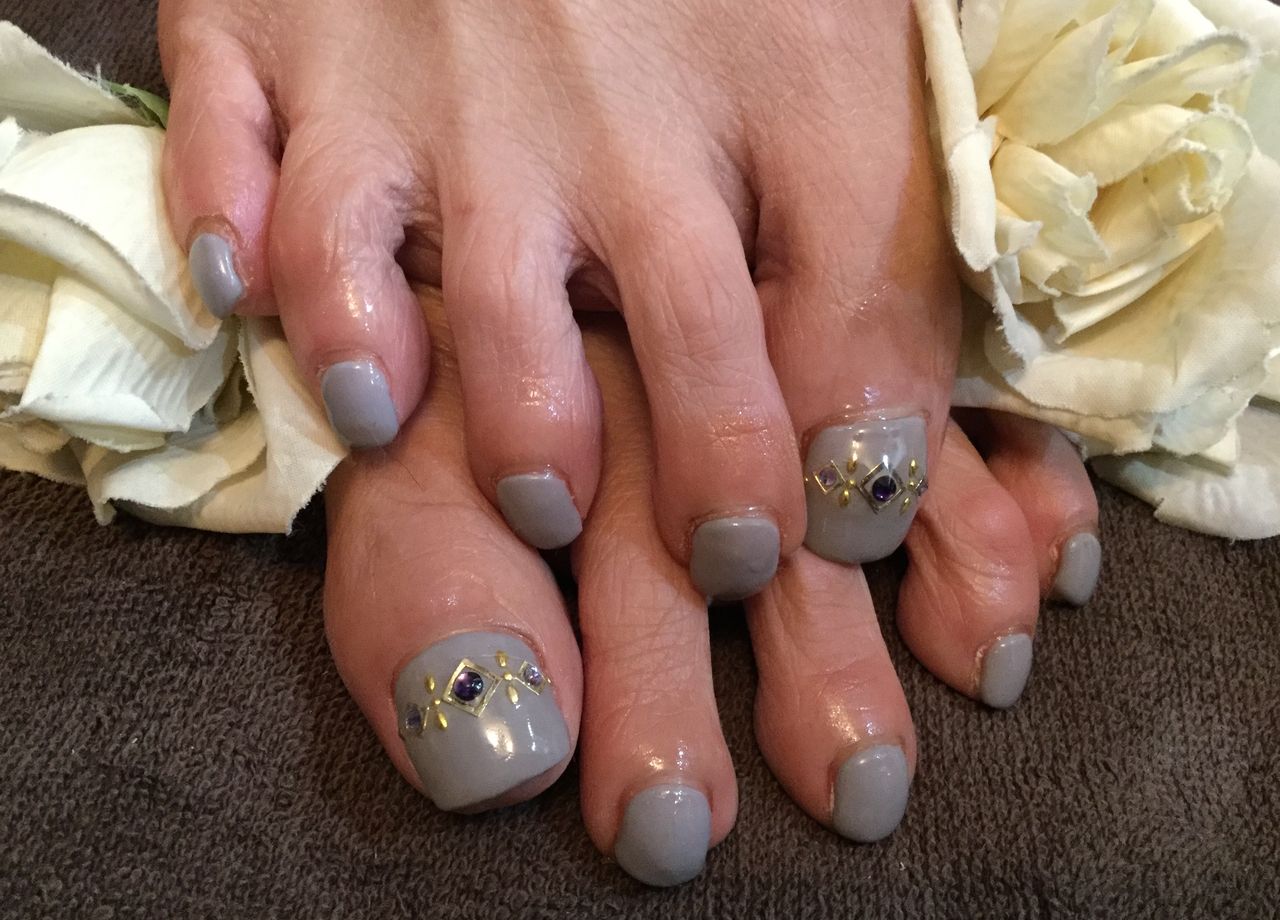 ストーンアートが綺麗 グレーフットジェルネイル Nail Salon Freestyle ストーンアートが綺麗 グレーフットジェルネイル Nail Salon Freestyle