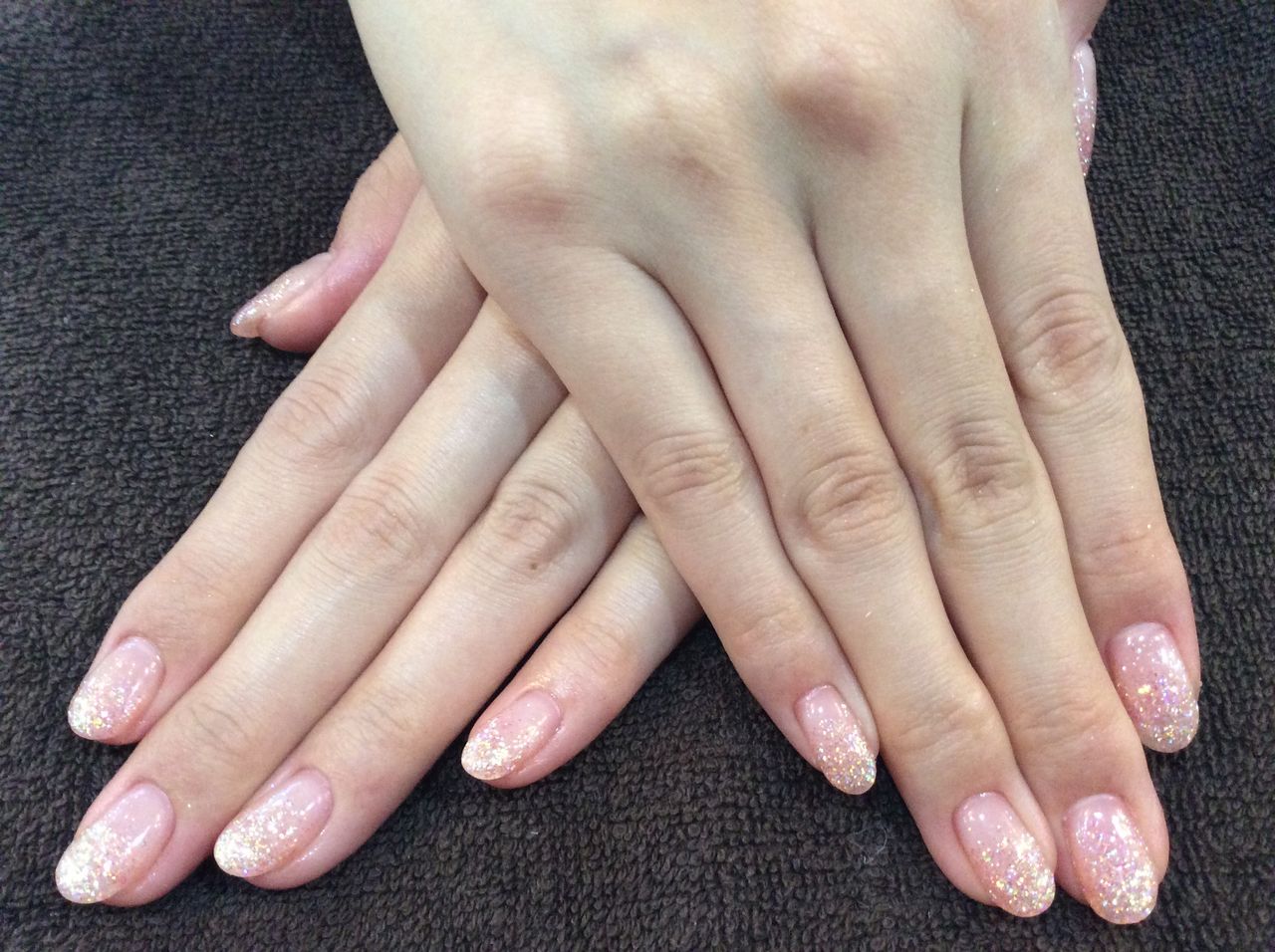 オレンジピンクでキラキラ グラデネイル Nail Salon Freestyle オレンジピンクでキラキラ グラデネイル Nail Salon Freestyle