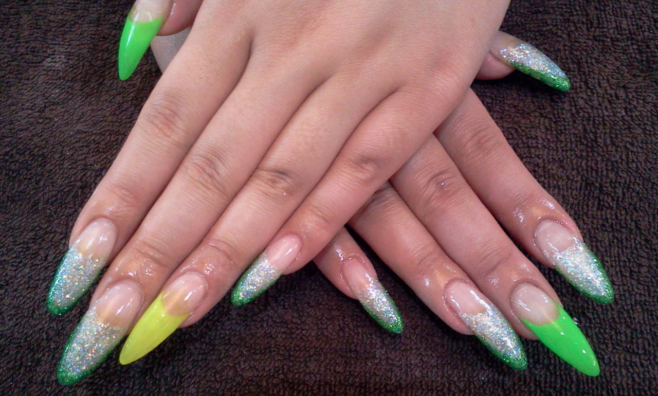 ラメ ネオンカラーで目を引くフレンチ ジェルネイル Nail Salon Freestyle