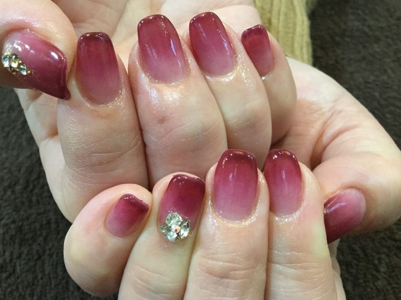 ストーンがキラリ ワインカラーのグラデネイル Nail Salon Freestyle ストーンがキラリ ワインカラーのグラデネイル Nail Salon Freestyle
