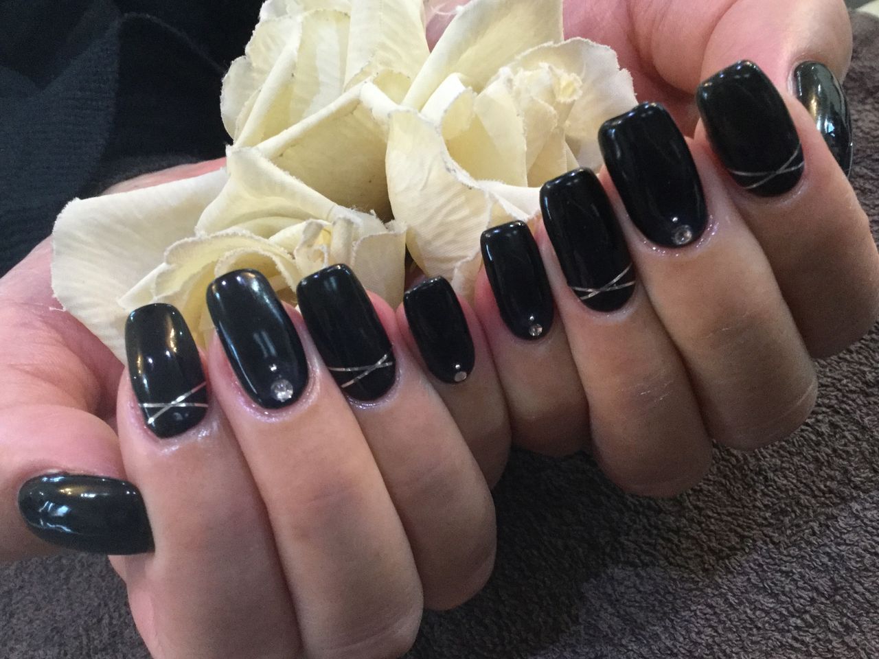 シルバーのダブルラインが可愛い ブラックネイル Nail Salon Freestyle