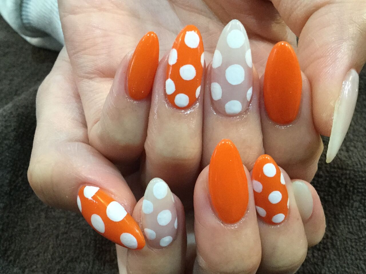 ドット柄が可愛い オレンジ ホワイトのワンカラーネイル Nail Salon Freestyle