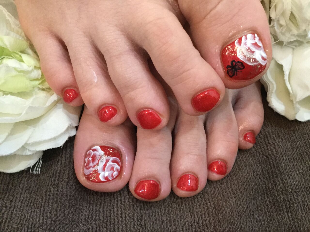 薔薇 蝶アートで華やか 彡パールレッドのフットネイル Nail Salon Freestyle