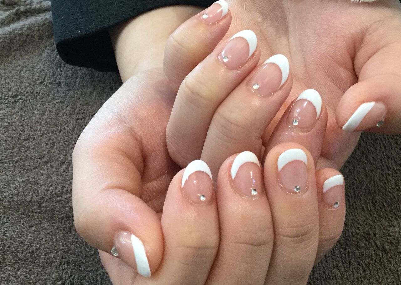 ストーンがキラリ ホワイトフレンチネイル Nail Salon Freestyle ストーンがキラリ ホワイトフレンチネイル Nail Salon Freestyle