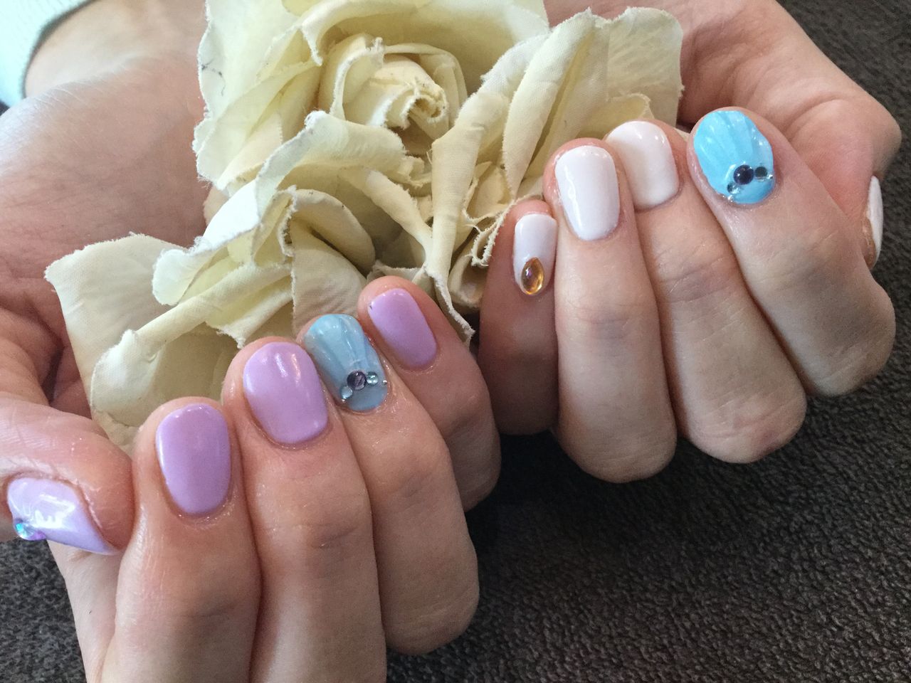 パステルカラー 人魚の鱗ネイルが夏らしい アシンメトリーネイル Nail Salon Freestyle