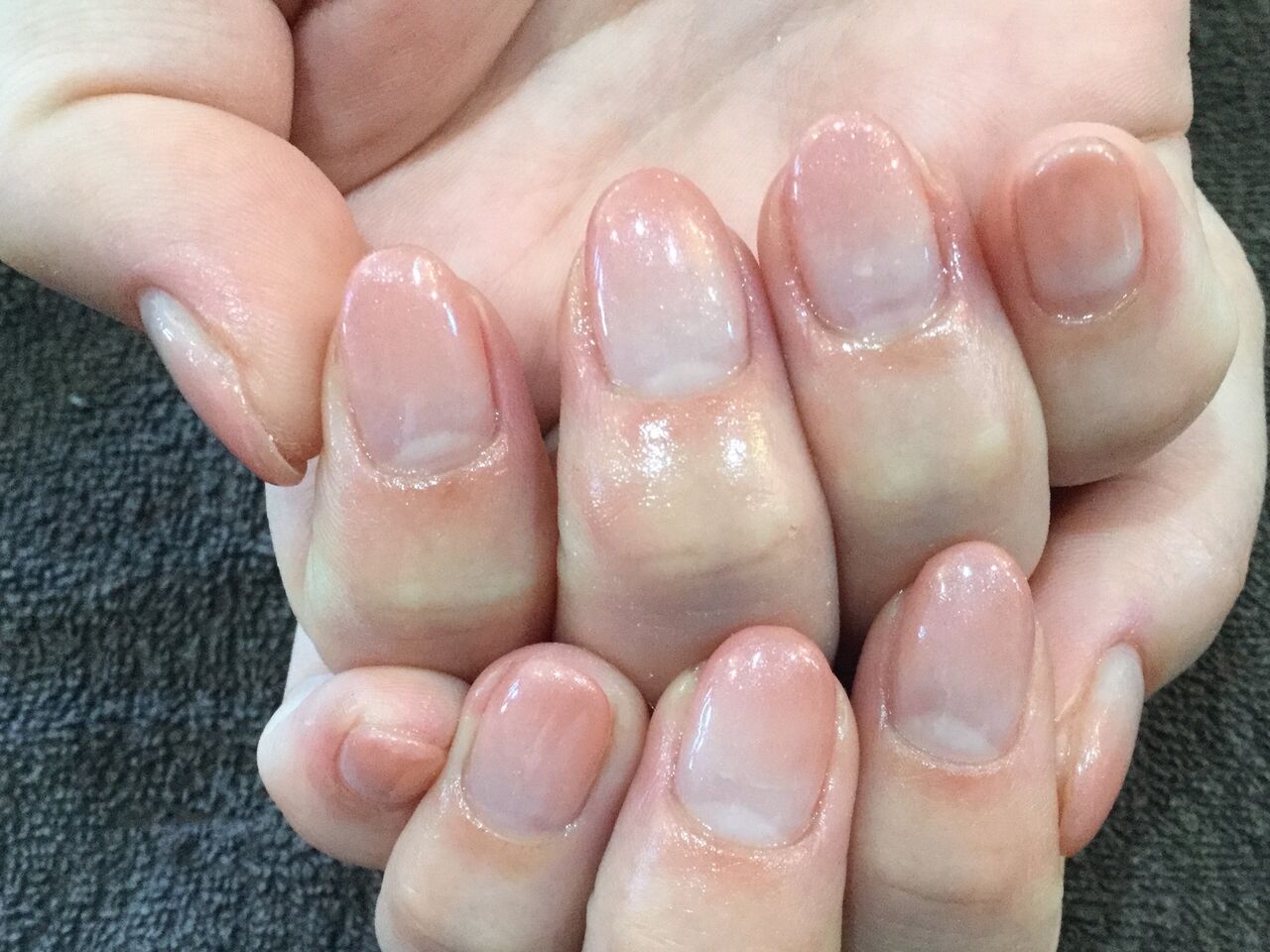 大人っぽい パール入りコーラルピンクのグラデーションネイル Nail Salon Freestyle