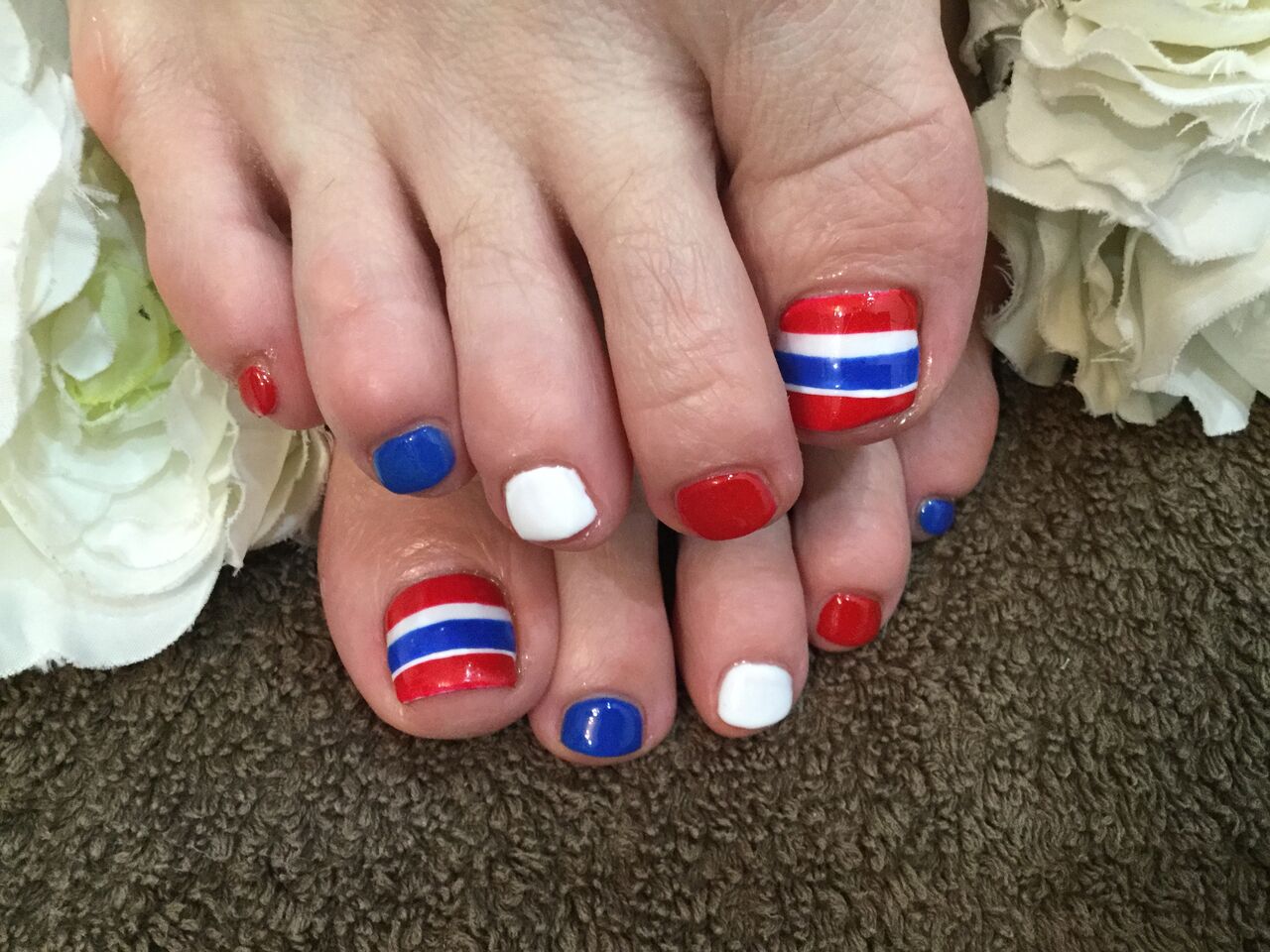 マリンカラーの色変えフットジェルネイル Nail Salon Freestyle マリンカラーの色変えフットジェルネイル Nail Salon Freestyle