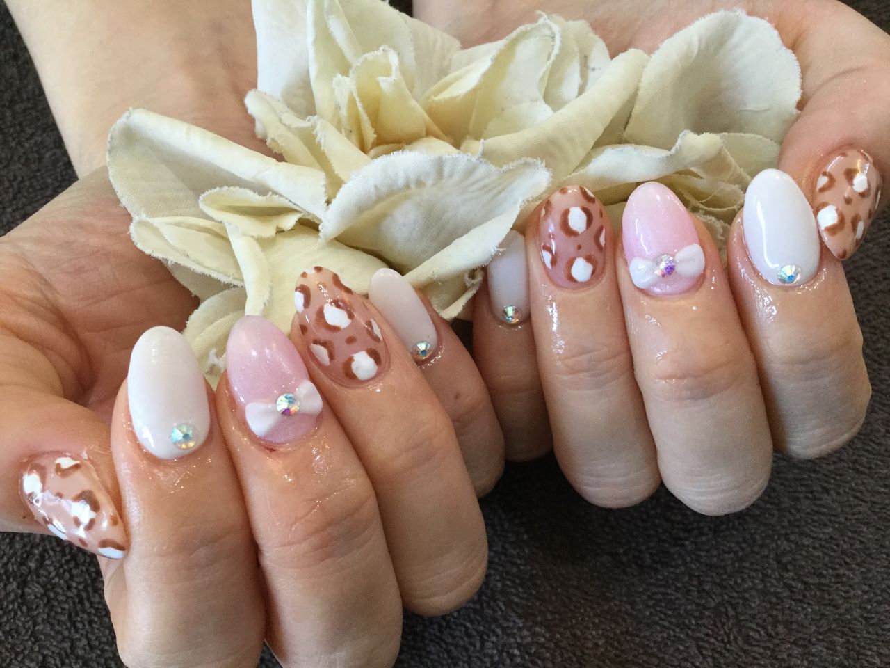ノスタルジックアイボリー ミニー レオパード柄のガーリー ジェルネイル Nail Salon Freestyle ノスタルジックアイボリー ミニー レオパード柄のガーリー ジェルネイル Nail Salon Freestyle