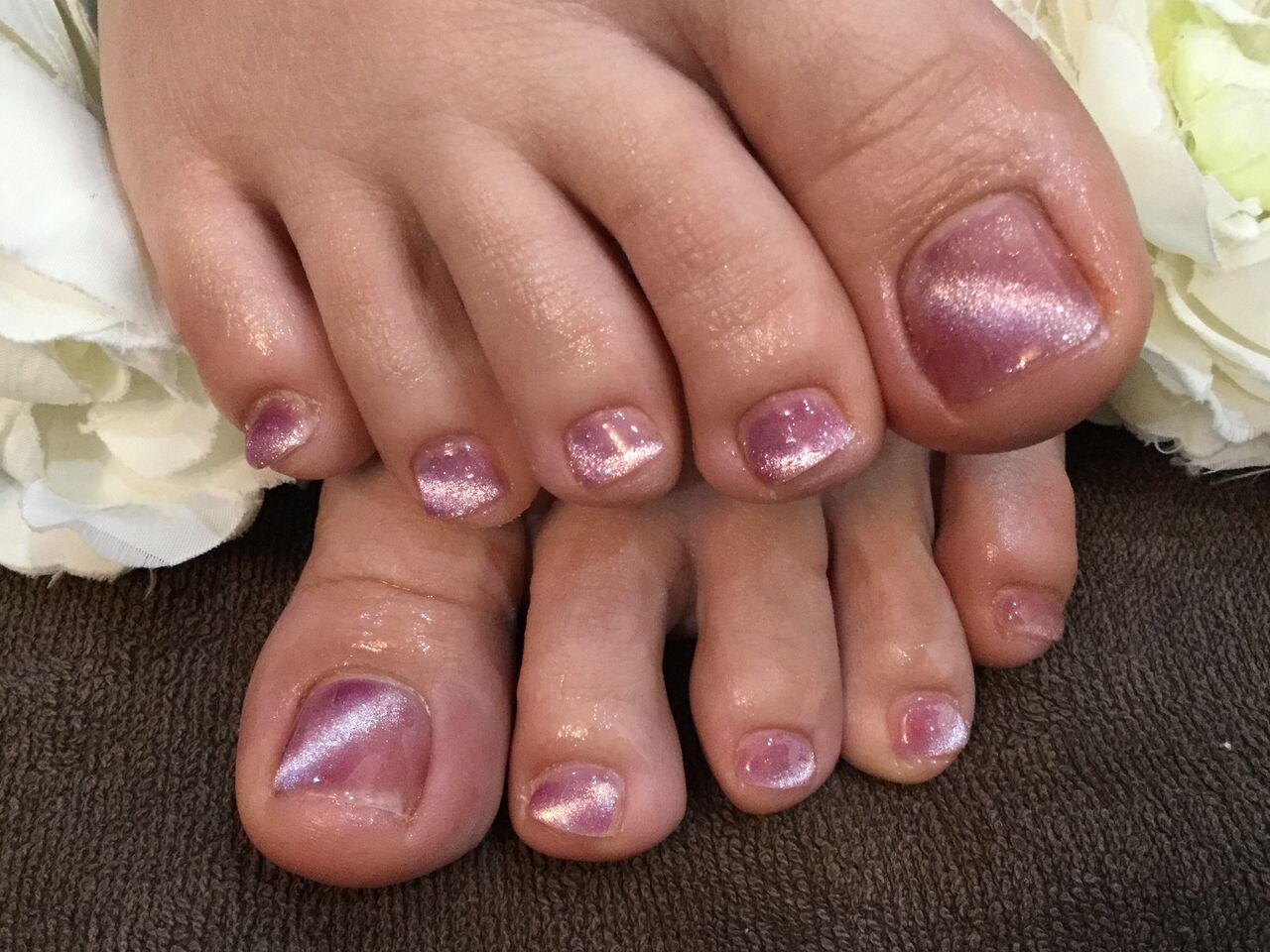 つま先もキラキラに ギャラクシーピンクのワンカラーフットネイル Nail Salon Freestyle つま先もキラキラに ギャラクシーピンクのワンカラーフットネイル Nail Salon Freestyle