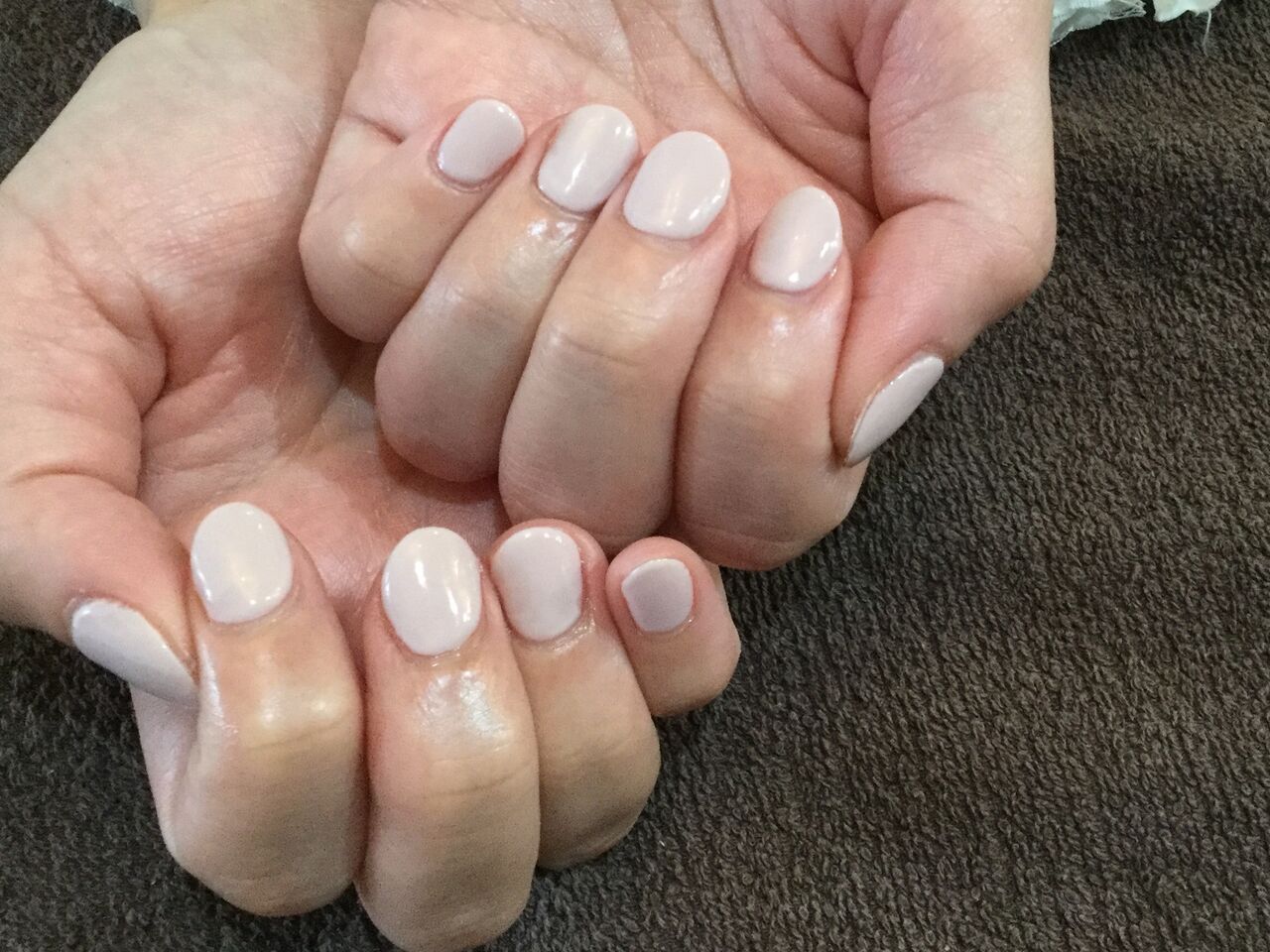 くすみカラーが綺麗 ラバンベージュのシンプルワンカラーネイル Nail Salon Freestyle くすみカラーが綺麗 ラバンベージュのシンプルワンカラーネイル Nail Salon Freestyle
