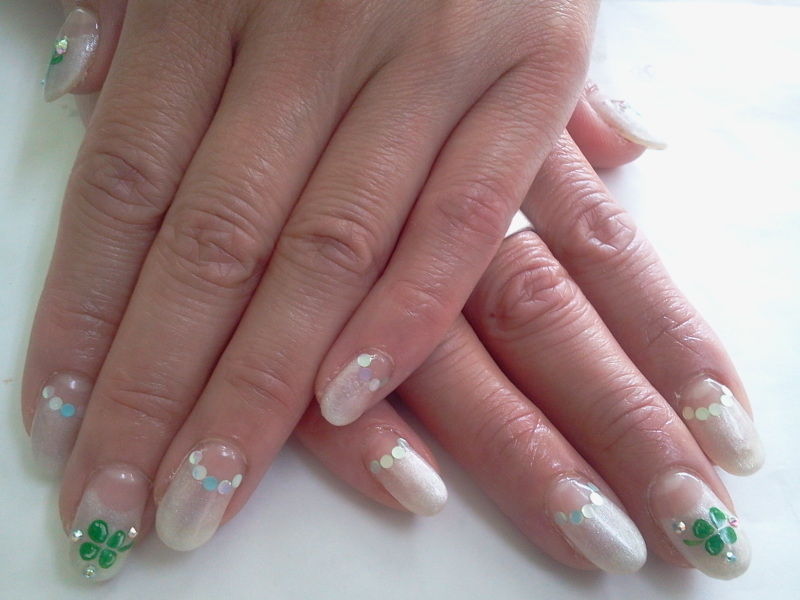四葉のクローバーでhappy 逆フレンチジェルネイル Nail Salon Freestyle