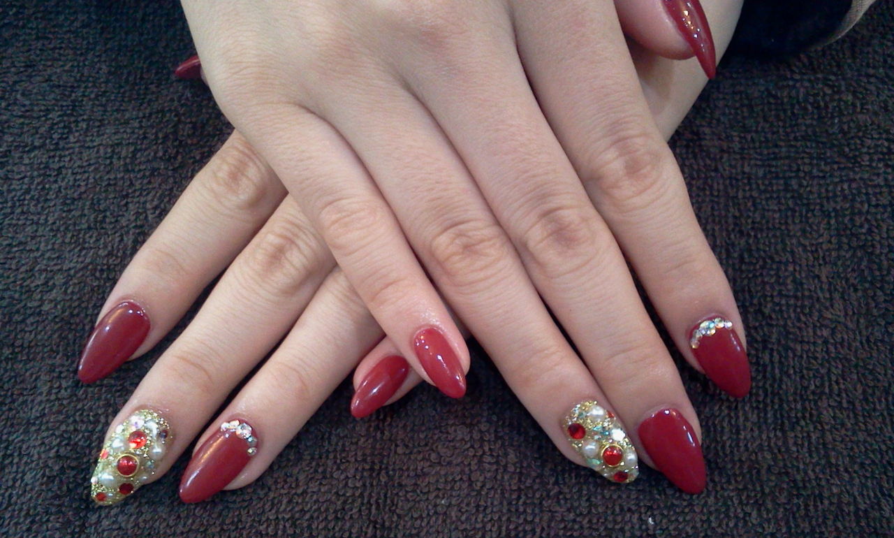 ボルドーとストーンの埋めつくしが可愛いジェルネイル Nail Salon Freestyle