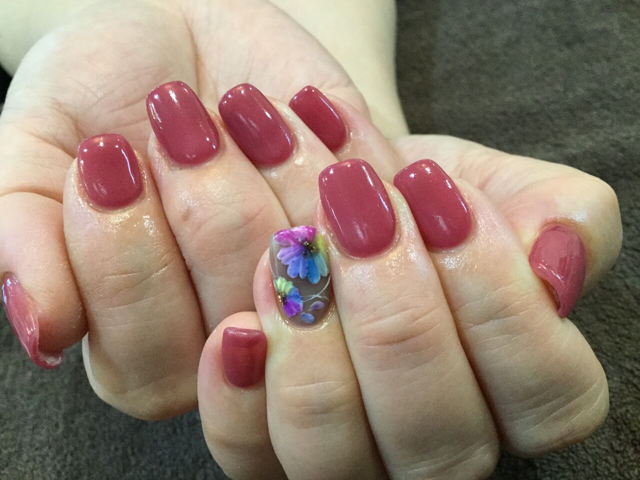 カラフルなお花がポイント フルーツワインのワンカラーネイル Nail Salon Freestyle カラフルなお花がポイント フルーツワインのワンカラーネイル Nail Salon Freestyle