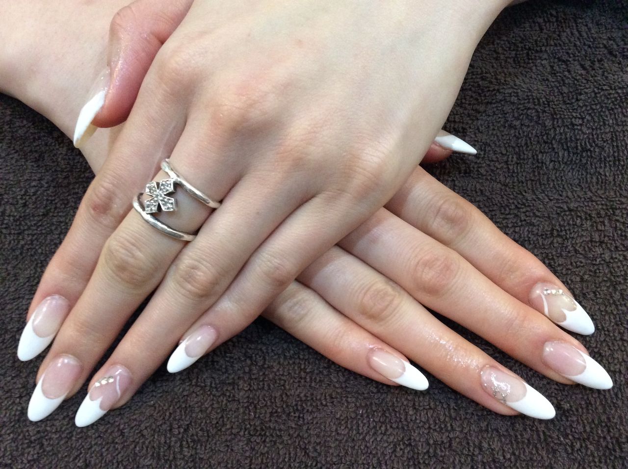 ポイントハートフレンチが可愛い ホワイトフレンチネイル Nail Salon Freestyle ポイントハートフレンチが可愛い ホワイトフレンチネイル Nail Salon Freestyle