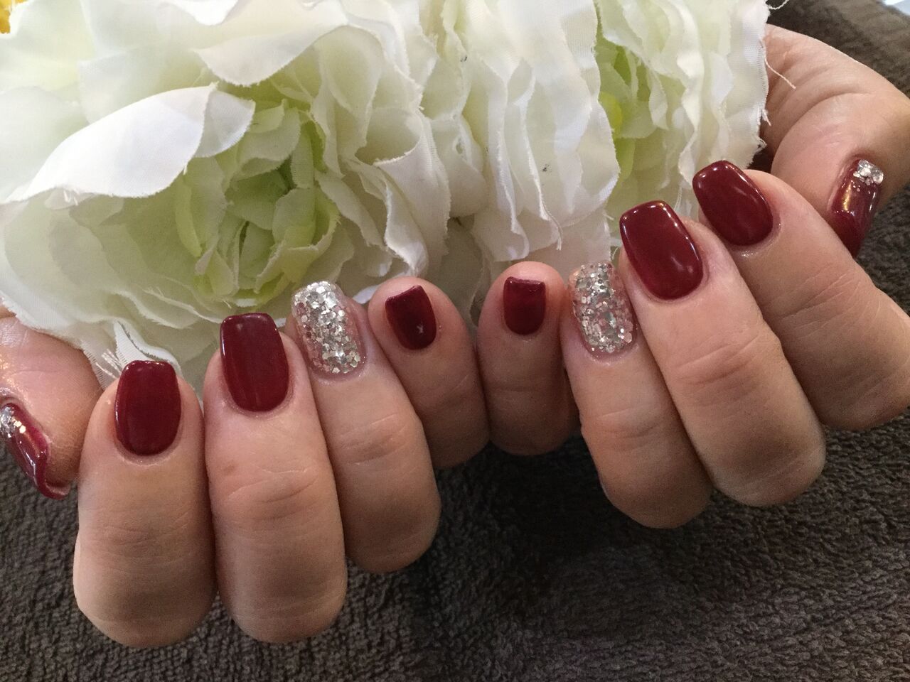 ボルドー シルバーの色変え一色塗りネイル Nail Salon Freestyle ボルドー シルバーの色変え一色塗りネイル Nail Salon Freestyle