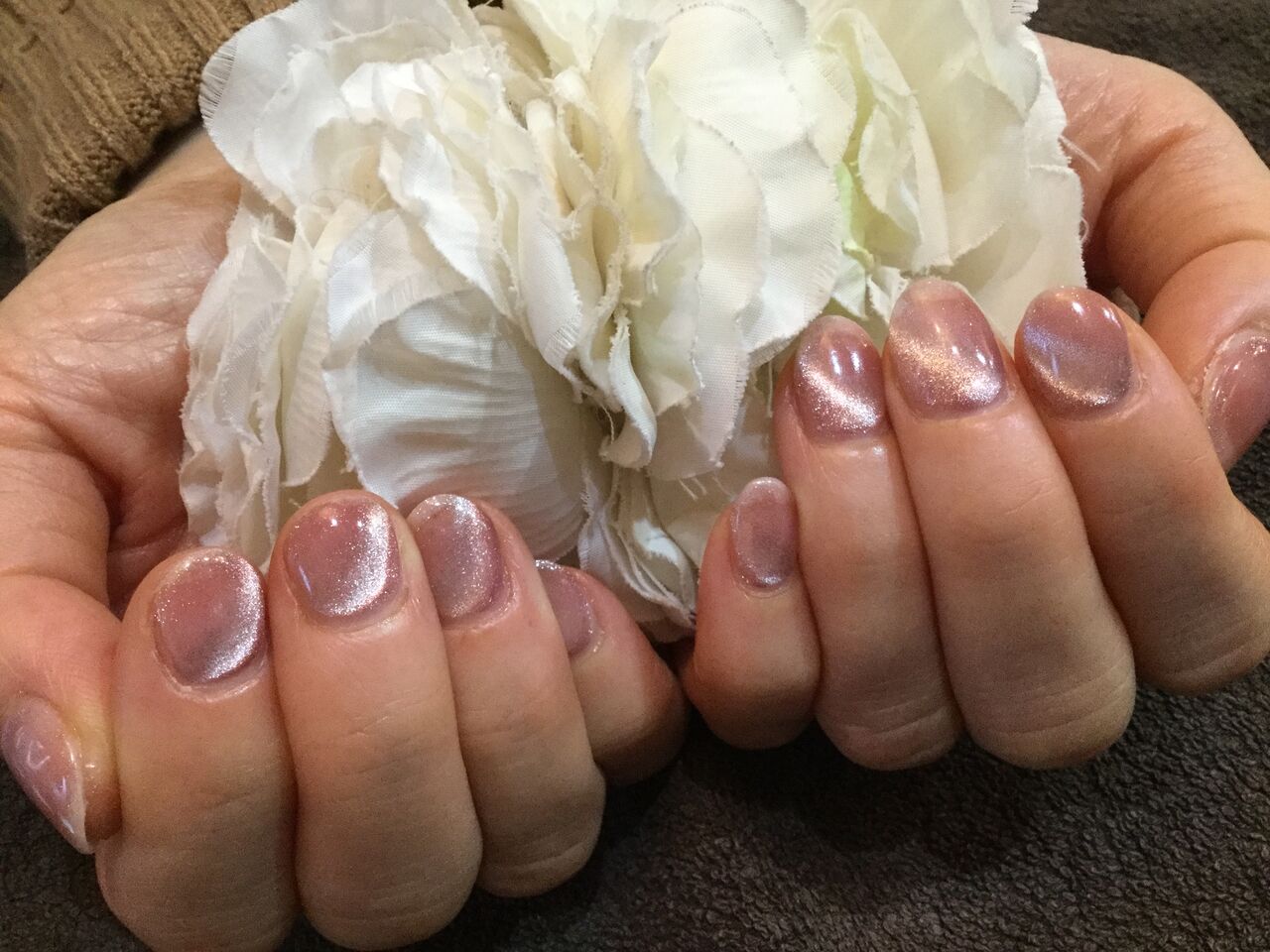 ギャラクシーピンクベージュのキラキラ ワンカラーネイル Nail Salon Freestyle ギャラクシーピンクベージュのキラキラ ワンカラーネイル Nail Salon Freestyle