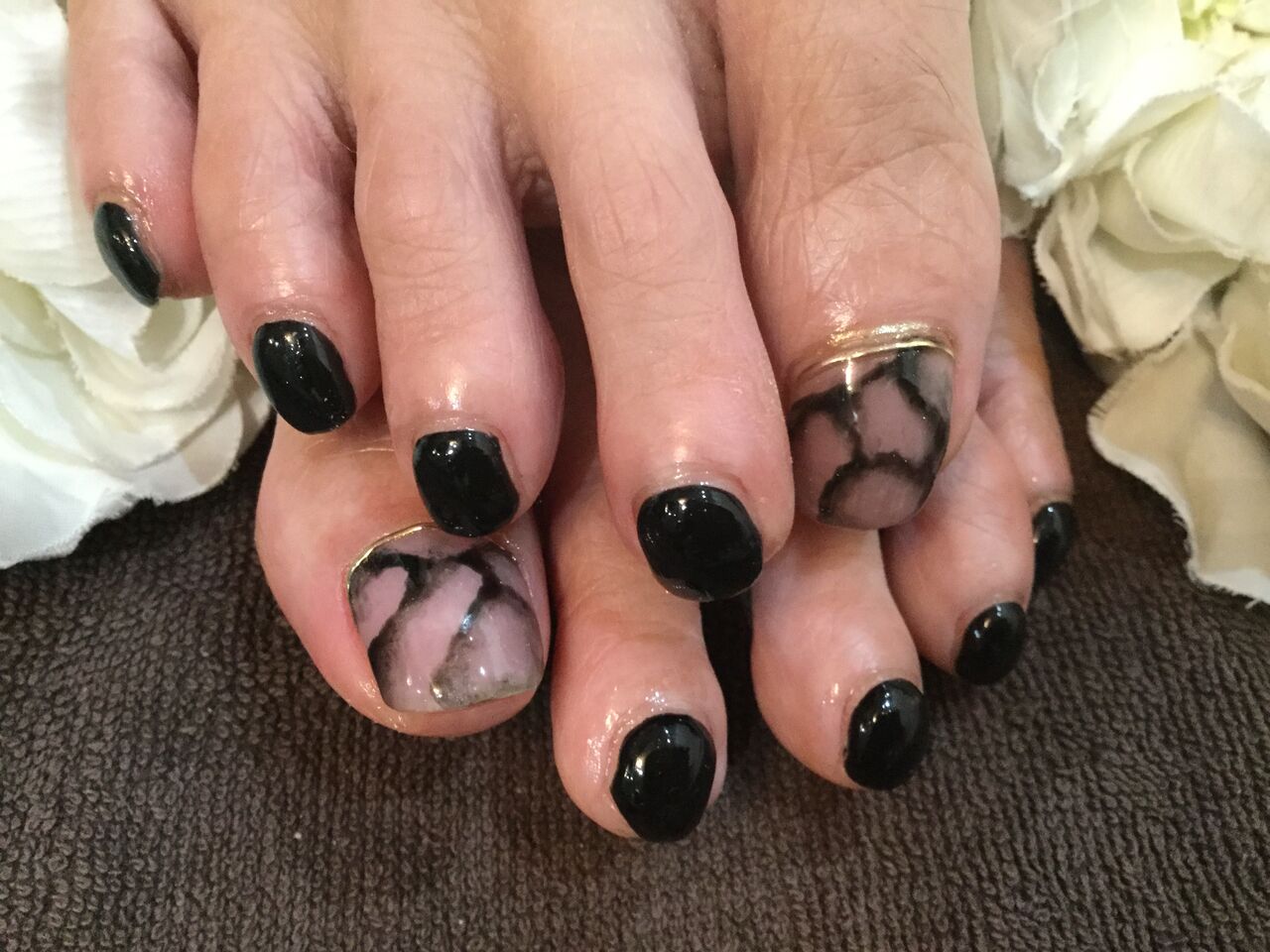 柄アートが個性的なブラックデザインフットネイル Nail Salon Freestyle