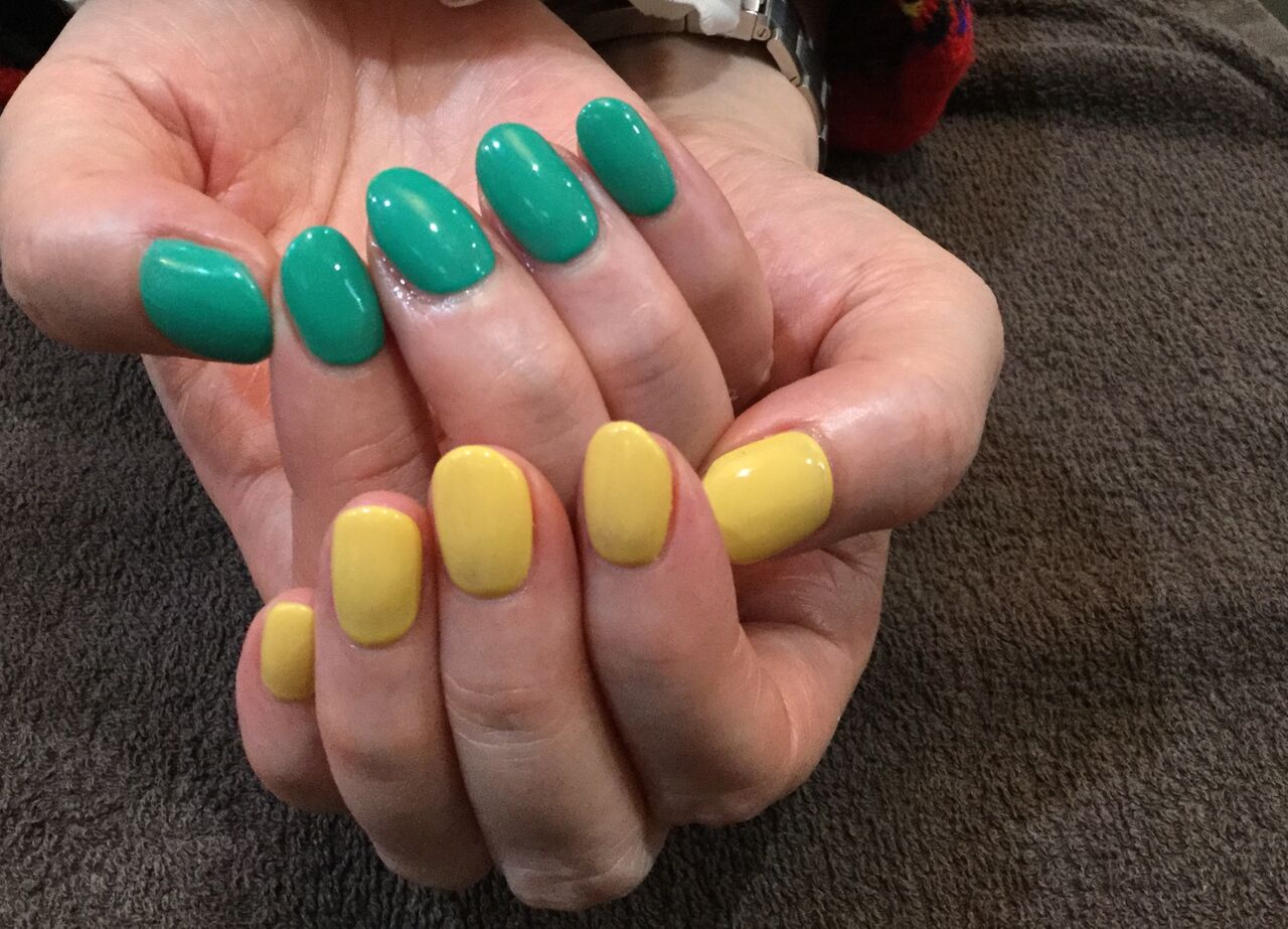 グリーン イエローのアシンメトリーネイル Nail Salon Freestyle