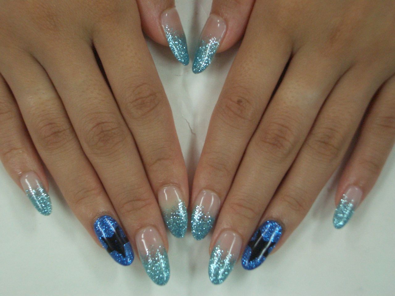 ブラックの星が目立つブルー系ジェルネイル Nail Salon Freestyle