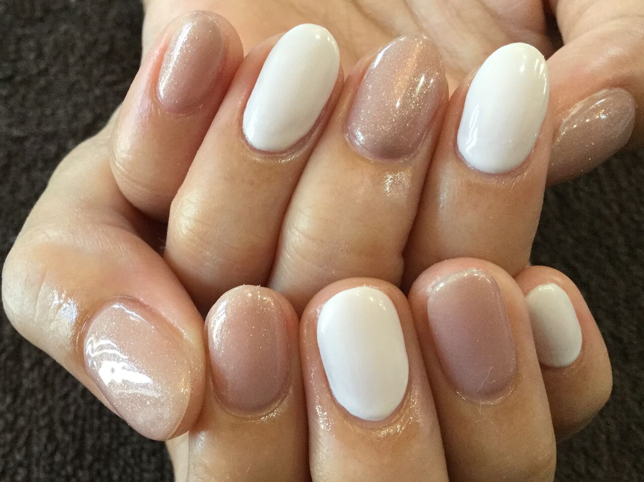 シンプル可愛い ベージュ ホワイトのハンドネイル Nail Salon Freestyle シンプル可愛い ベージュ ホワイトのハンドネイル Nail Salon Freestyle