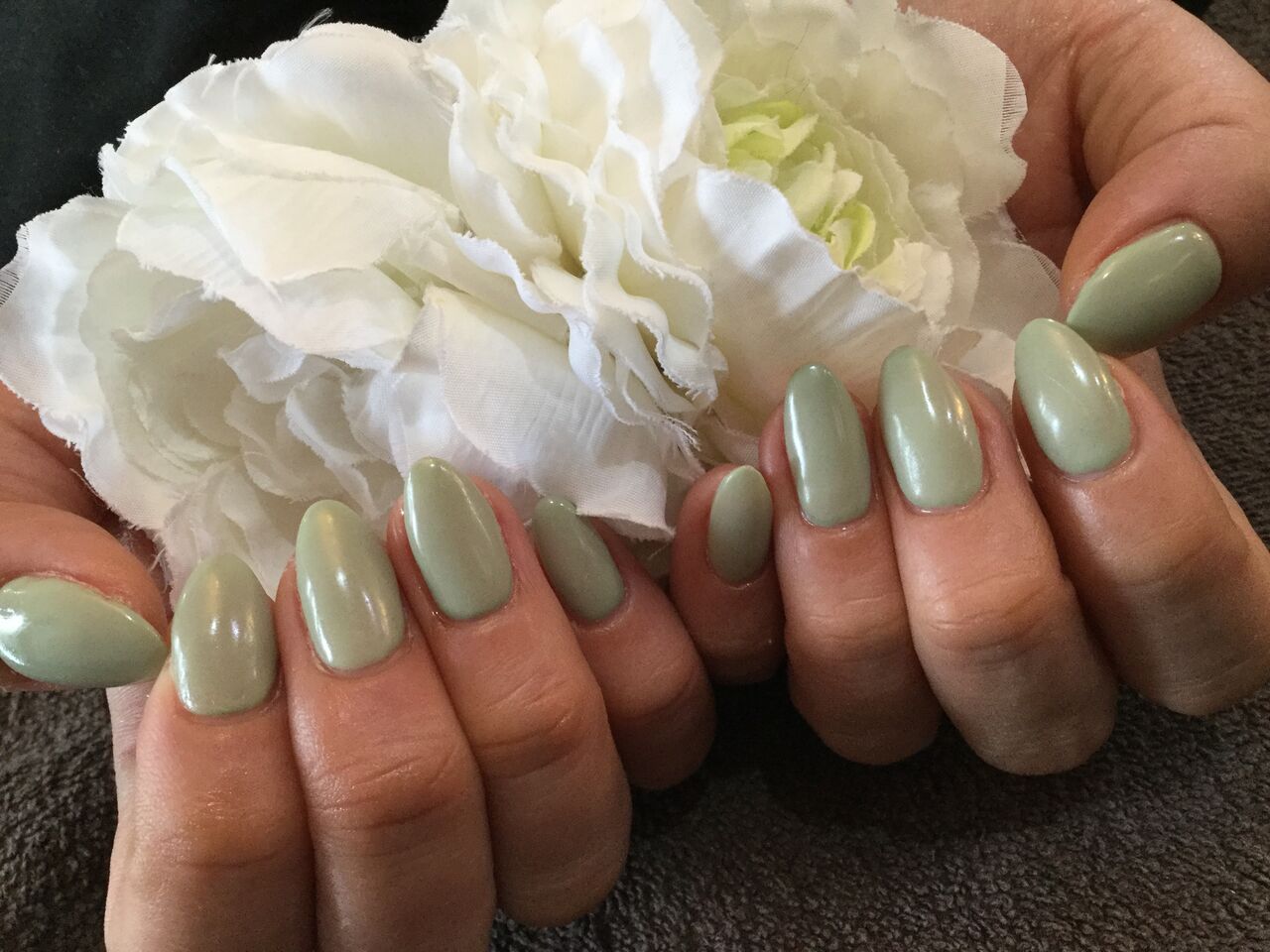 グレイッシュリーフのシンプル ワンカラーネイル Nail Salon Freestyle