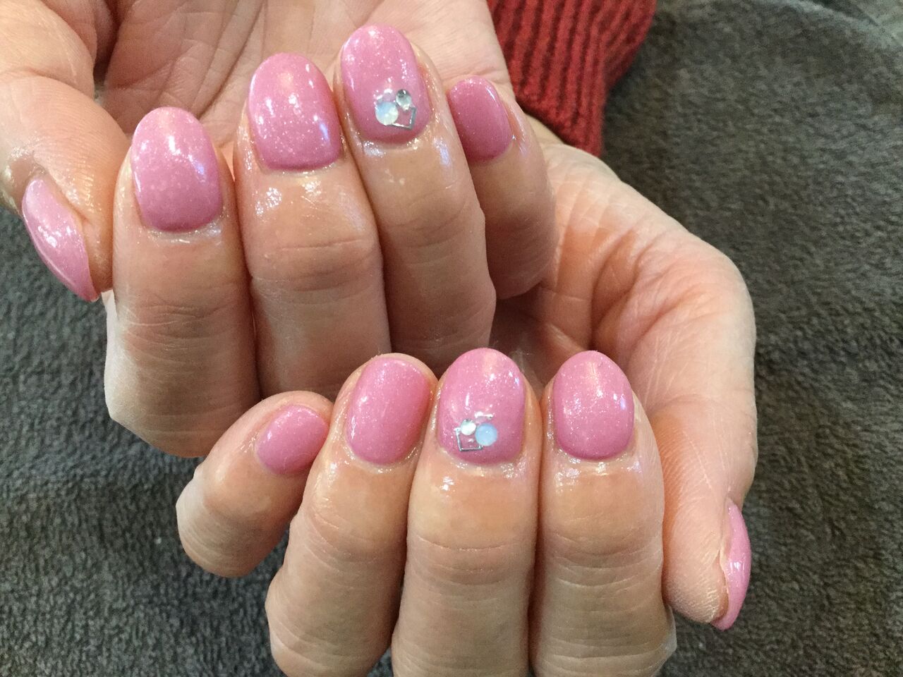 ストーンがキラリ ピンクのワンカラーネイル Nail Salon Freestyle