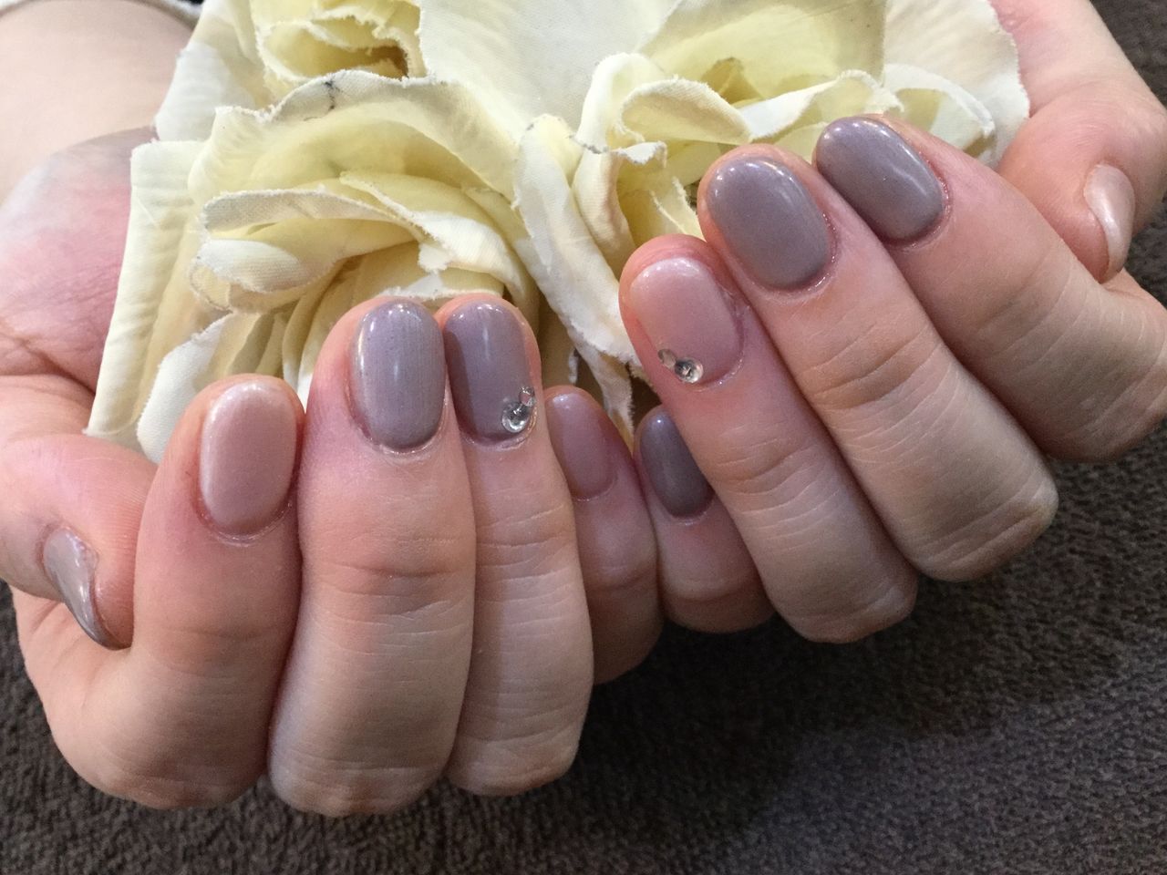 グレージュ系カラーの色変えシンプルネイル Nail Salon Freestyle