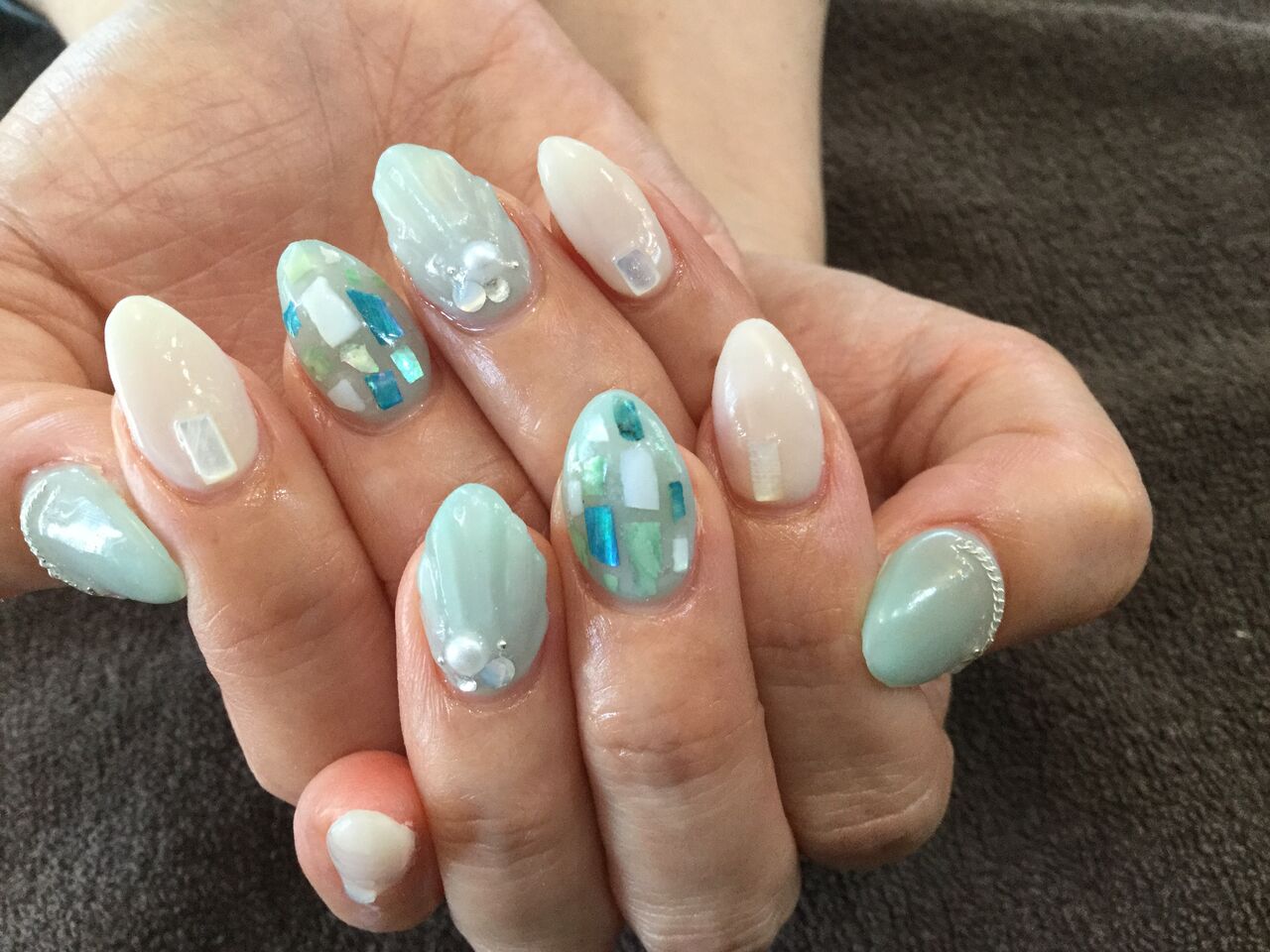 シェルが夏らしい ミントマカロン ペールホワイトの色変え人魚の鱗ネイル Nail Salon Freestyle