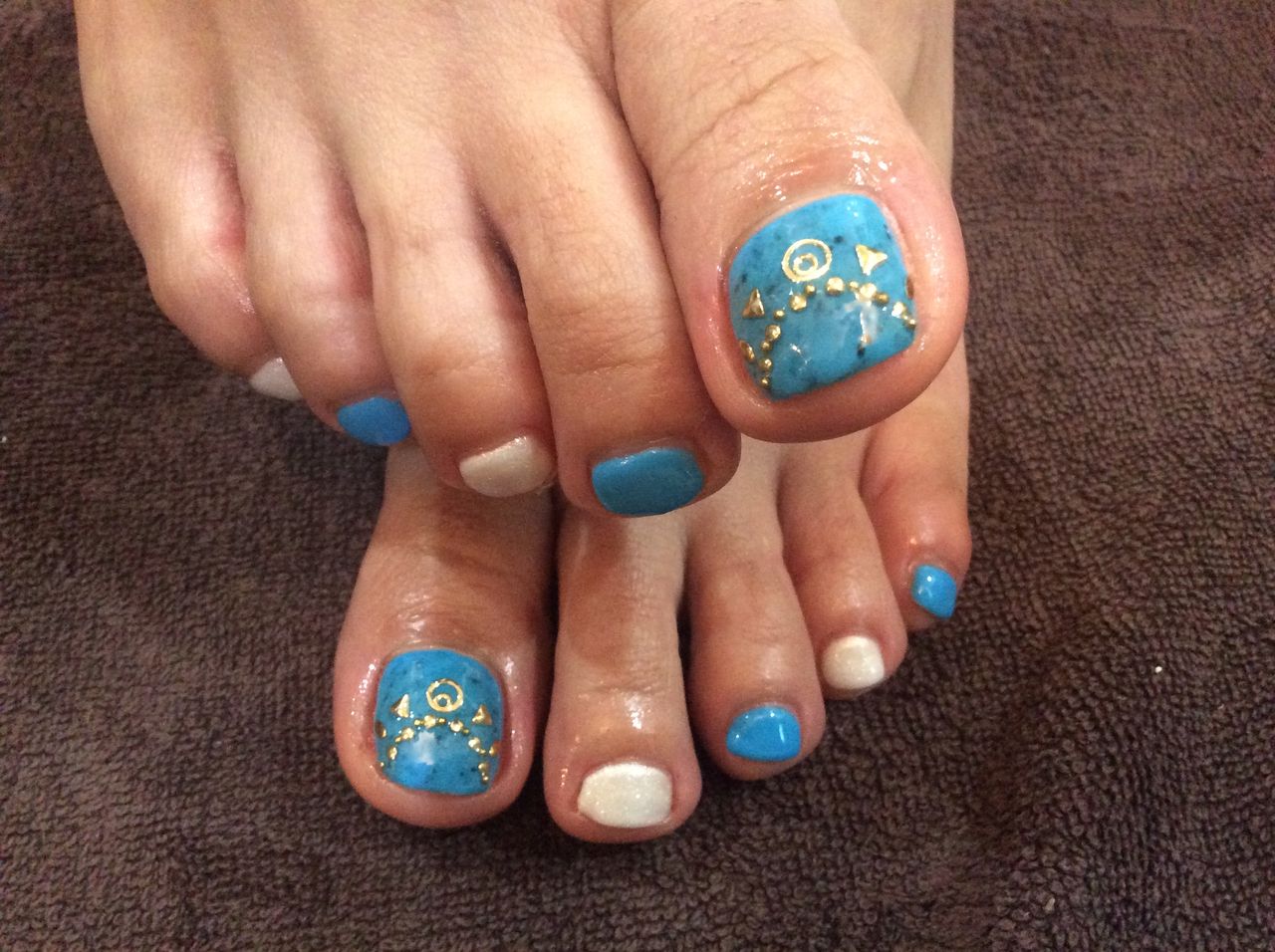 ターコイズ風 ゴールドスタッズの夏フットネイル Nail Salon Freestyle