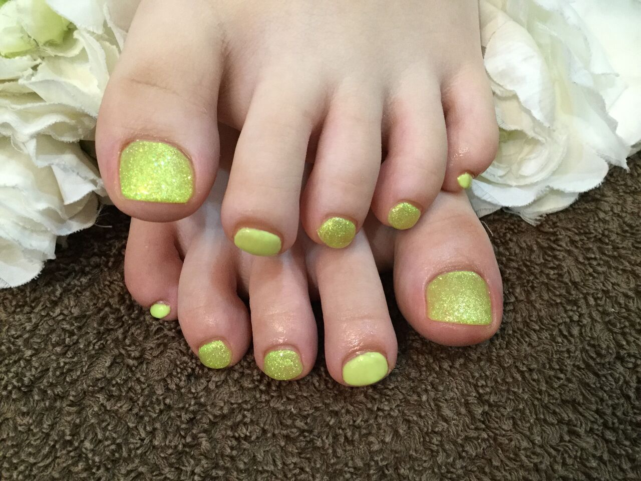 ネオンイエロー イエローグリーンの色変えフットネイル Nail Salon Freestyle
