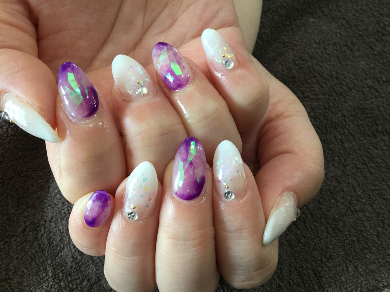 ホロやホイルでキラッキラ 白グラデ 紫マーブルのキラキラ色変え Nail Salon Freestyle