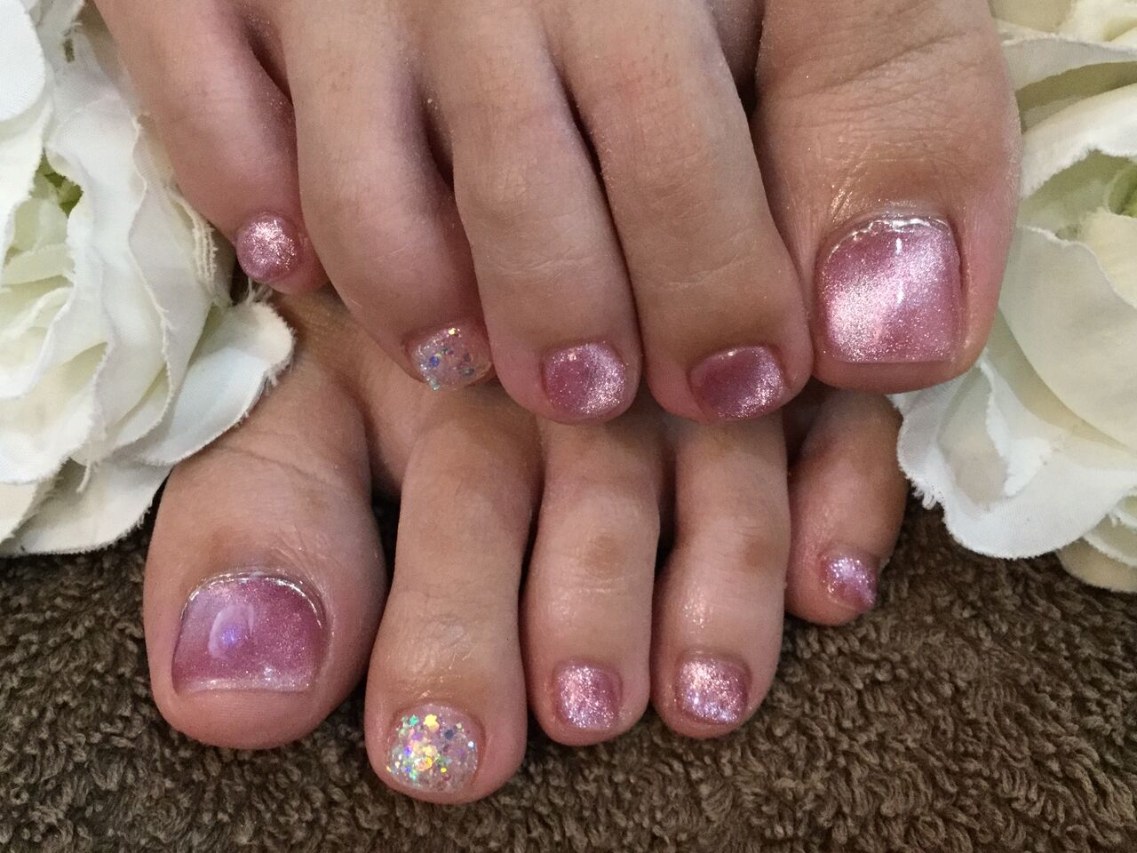 ミラーラインがポイント ギャラクシーピンク ホワイトラメの涼しげフットネイル Nail Salon Freestyle ミラーラインがポイント ギャラクシーピンク ホワイトラメの涼しげフットネイル Nail Salon Freestyle