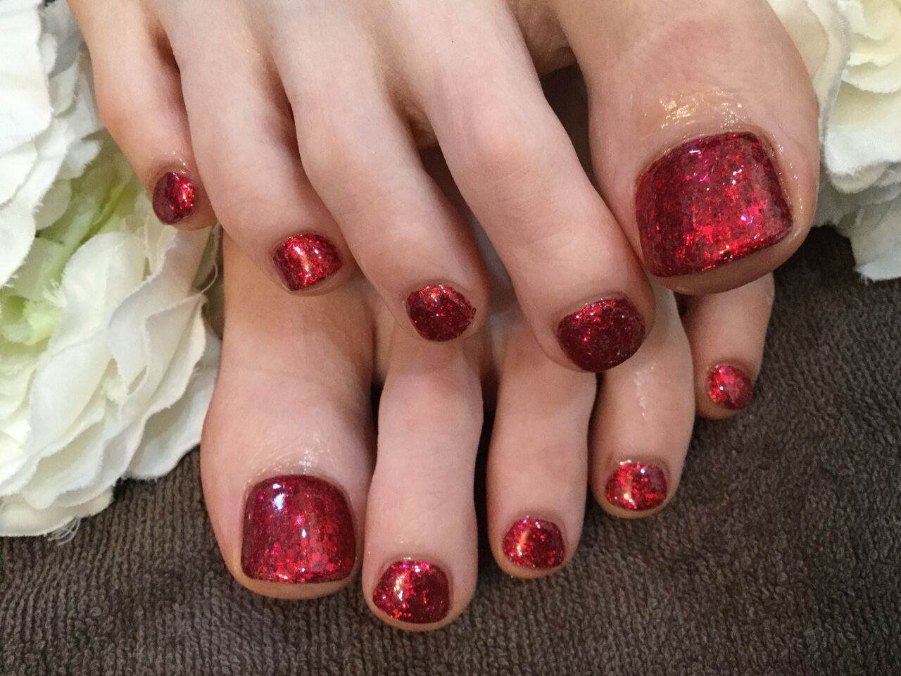 ホログラムレッドのワンカラーフットネイル Nail Salon Freestyle ホログラムレッドのワンカラーフットネイル Nail Salon Freestyle